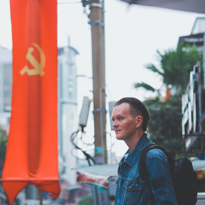 Tác giả bộ ảnh CSGT bắt cướp ở Sài Gòn 11 năm trước: Thật kì diệu vì họ có thể thuyết phục tên cướp buông kiếm đầu hàng