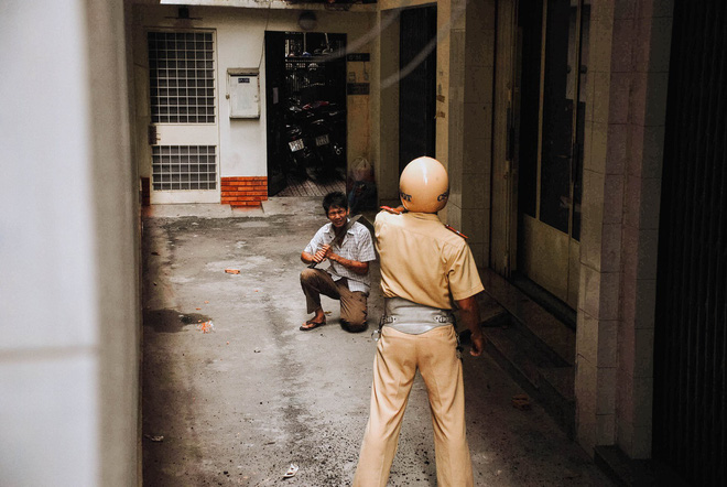 Tác giả bộ ảnh CSGT bắt cướp ở Sài Gòn 11 năm trước: Thật kì diệu vì họ có thể thuyết phục tên cướp buông kiếm đầu hàng