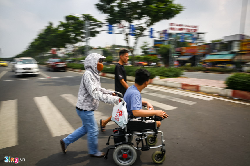 Chàng trai 9 lần lên bàn mổ sau tai nạn giao thông