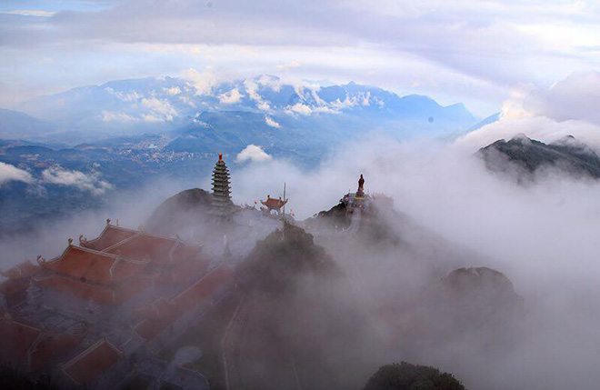 Nhiệt độ thấp 3 độ C, du khách thích thú ngắm hoa băng và biển mây bồng bềnh trên đỉnh Fansipan