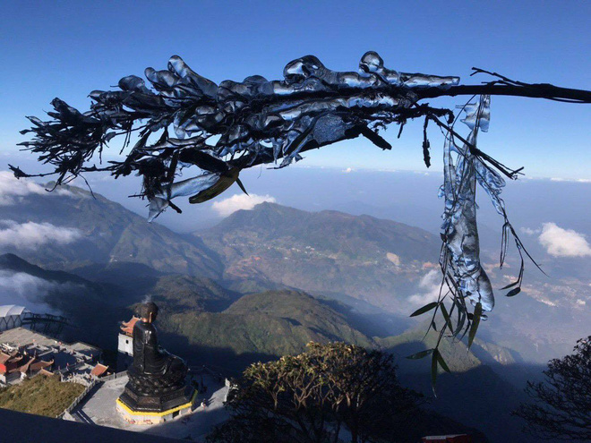 Nhiệt độ thấp 3 độ C, du khách thích thú ngắm hoa băng và biển mây bồng bềnh trên đỉnh Fansipan