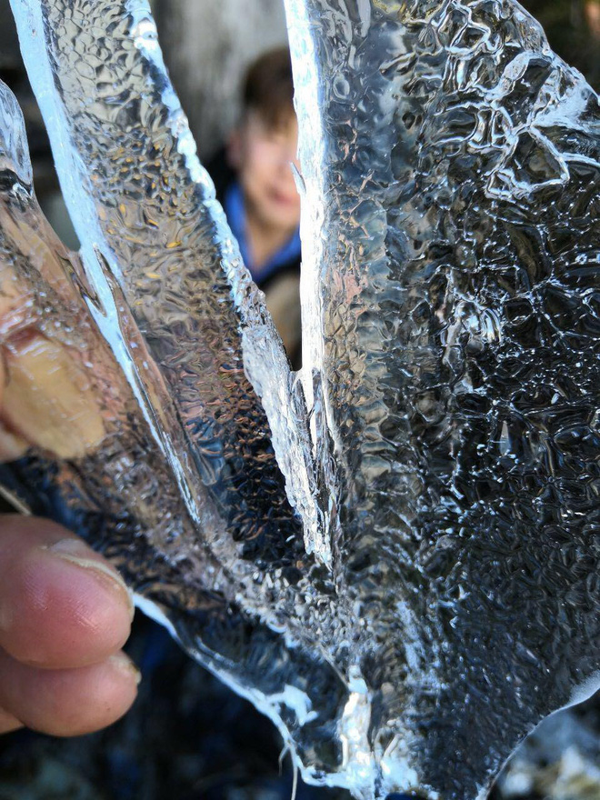 Nhiệt độ thấp 3 độ C, du khách thích thú ngắm hoa băng và biển mây bồng bềnh trên đỉnh Fansipan