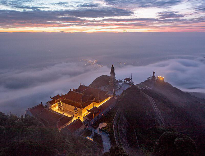 Nhiệt độ thấp 3 độ C, du khách thích thú ngắm hoa băng và biển mây bồng bềnh trên đỉnh Fansipan