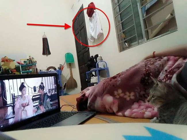 Chụp ảnh chứng minh đang nằm nhà xem phim, cô gái vô tình giao bằng chứng ngoại tình vào tay người yêu