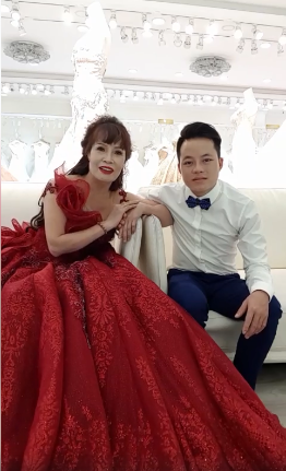 Cô dâu 62 tuổi hạnh phúc chóng mặt khi được chồng gọi là Công chúa Sao Mai trong dịp trăng mật bù