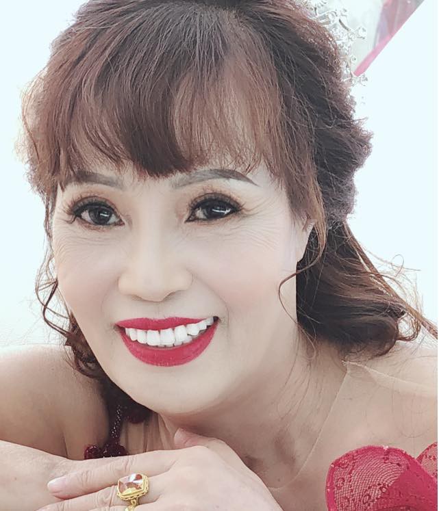 Cô dâu 62 tuổi hạnh phúc chóng mặt khi được chồng gọi là Công chúa Sao Mai trong dịp trăng mật bù