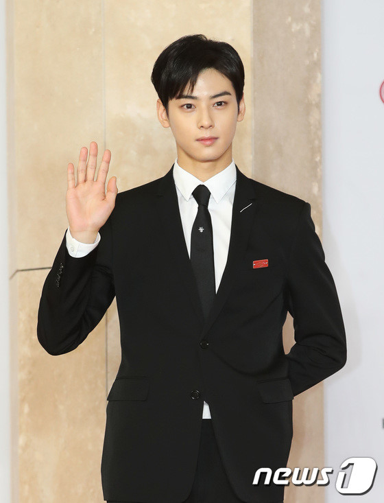 Bạn trai cũ của Chi Pu bảnh bao đọ sắc cùng dàn sao đình đám xứ Hàn trên thảm đỏ lễ trao giải danh giá