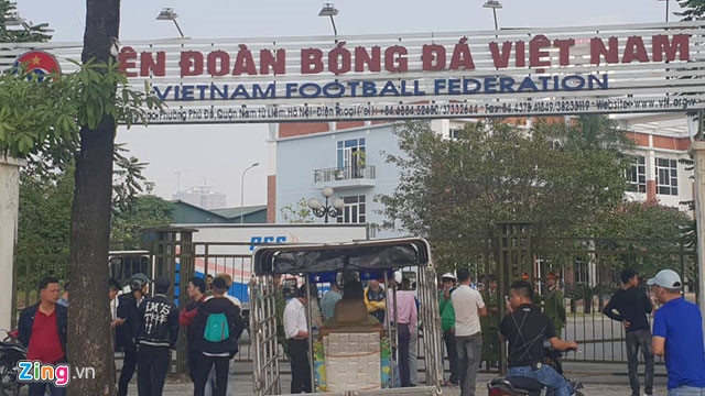 Không đặt được vé bán kết AFF Cup, hàng chục người vây trụ sở VFF