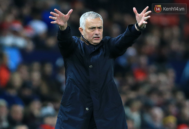 Trút bỏ gánh nặng sau bàn thắng quý như vàng, Mourinho có hành động ăn mừng kỳ quặc
