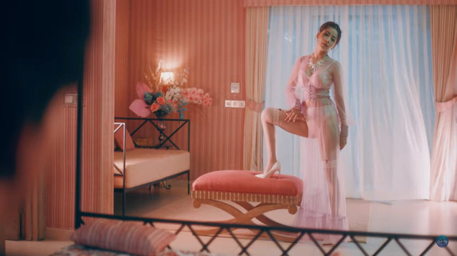 MV 16+ của Chi Pu gây sốc hoàn toàn: Khoe thân, nhiều cảnh nóng tới mức chưa ca sĩ nào dám làm!