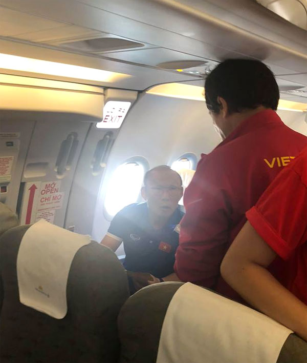 HLV Park Hang-seo nhường ghế thương gia cho học trò