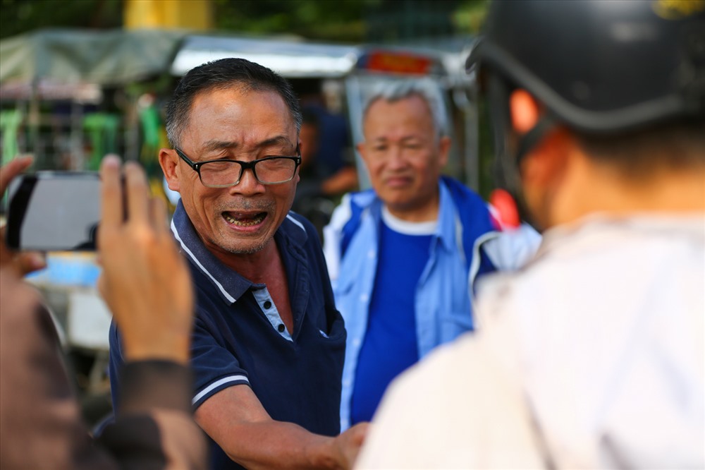 Hàng trăm người tụ tập trước trụ sở VFF đòi mua vé trận Việt Nam - Philippines