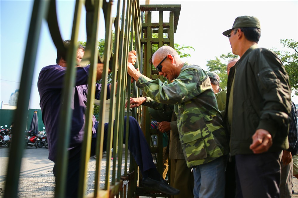 Hàng trăm người tụ tập trước trụ sở VFF đòi mua vé trận Việt Nam - Philippines