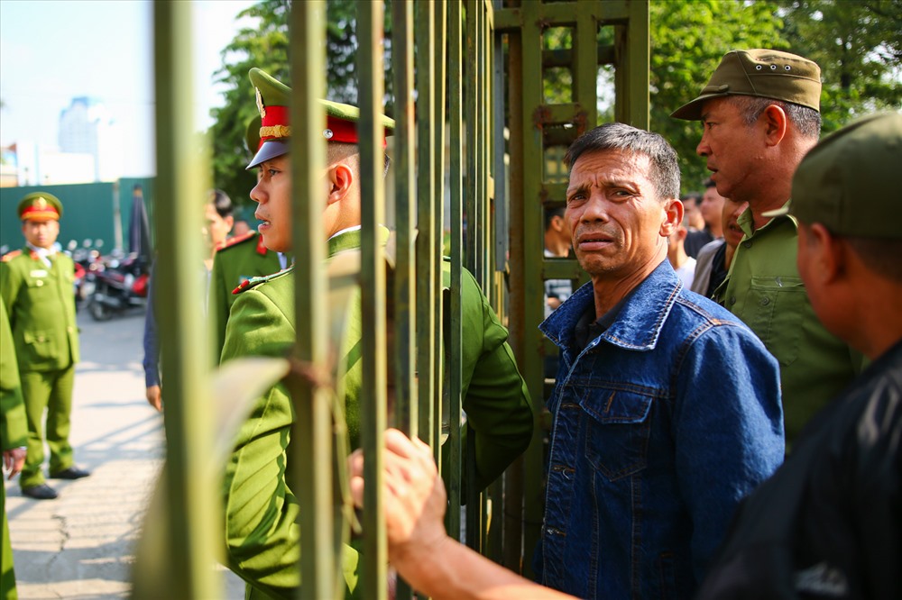 Hàng trăm người tụ tập trước trụ sở VFF đòi mua vé trận Việt Nam - Philippines