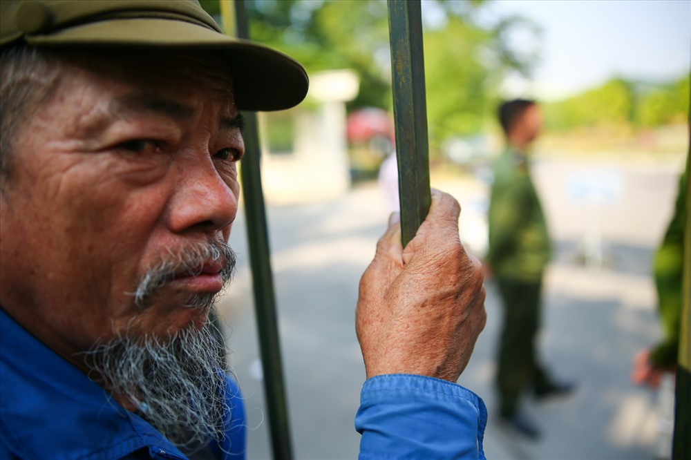 Hàng trăm người tụ tập trước trụ sở VFF đòi mua vé trận Việt Nam - Philippines