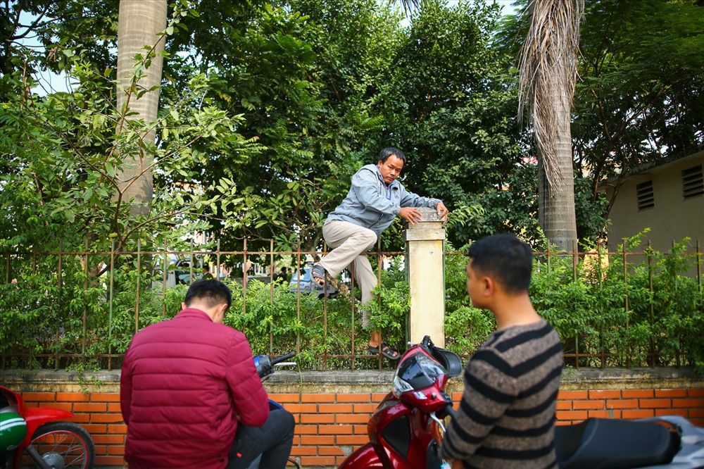 Hàng trăm người tụ tập trước trụ sở VFF đòi mua vé trận Việt Nam - Philippines