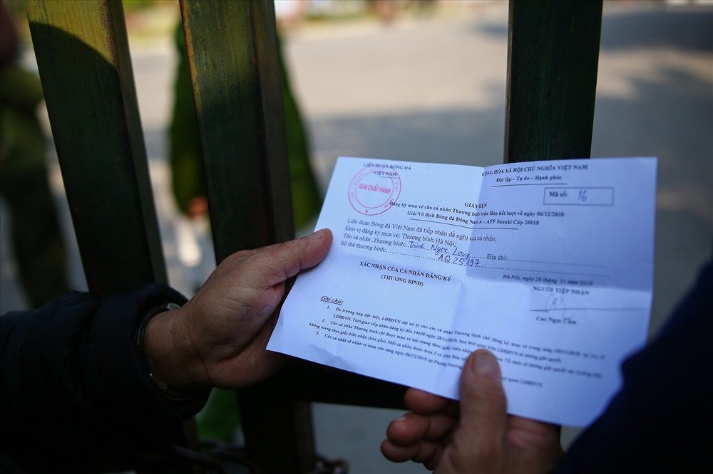 Hàng trăm người tụ tập trước trụ sở VFF đòi mua vé trận Việt Nam - Philippines