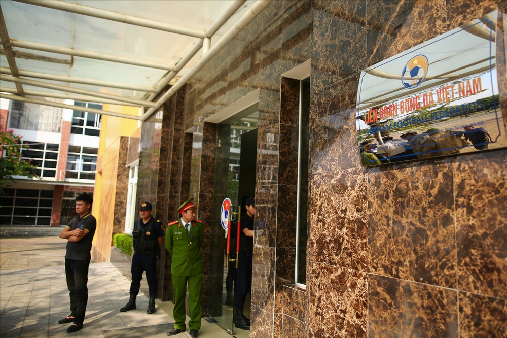 Hàng trăm người tụ tập trước trụ sở VFF đòi mua vé trận Việt Nam - Philippines