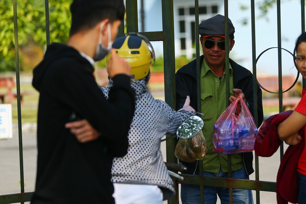 Hàng trăm người tụ tập trước trụ sở VFF đòi mua vé trận Việt Nam - Philippines