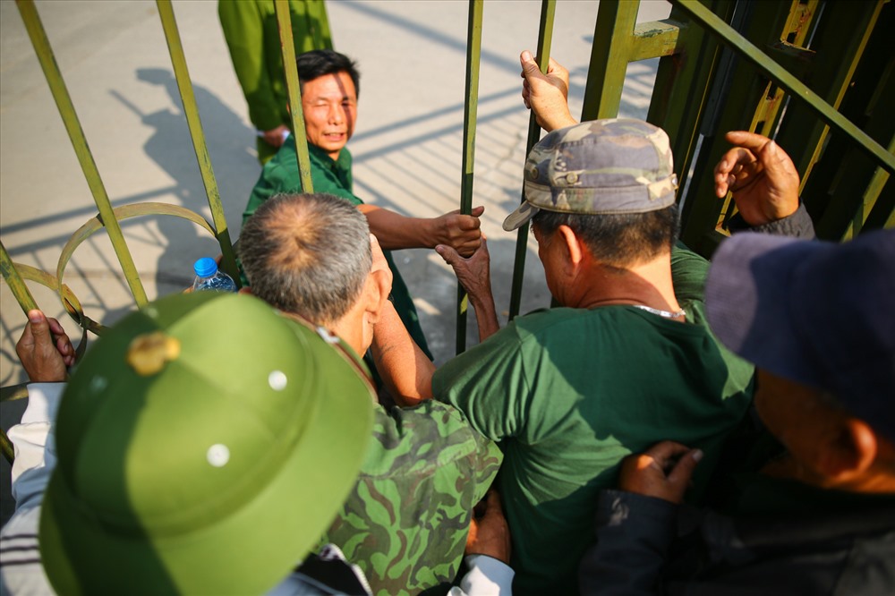 Hàng trăm người tụ tập trước trụ sở VFF đòi mua vé trận Việt Nam - Philippines