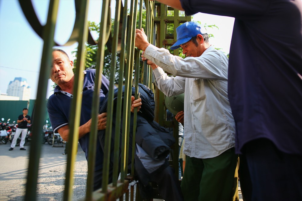 Hàng trăm người tụ tập trước trụ sở VFF đòi mua vé trận Việt Nam - Philippines