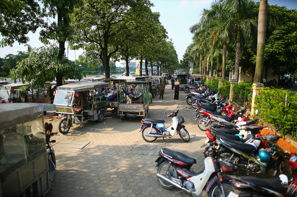 Hàng trăm người tụ tập trước trụ sở VFF đòi mua vé trận Việt Nam - Philippines