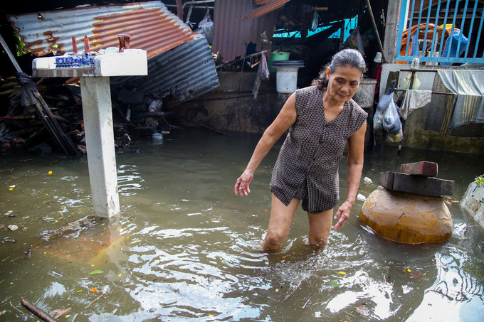 Khu dân cư ở Sài Gòn vẫn ngập nặng sau ba ngày mưa bão