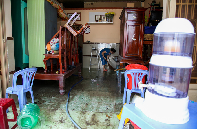 Khu dân cư ở Sài Gòn vẫn ngập nặng sau ba ngày mưa bão
