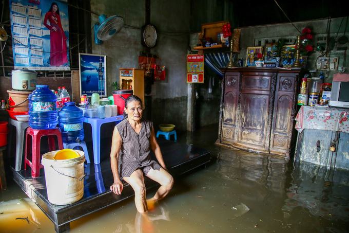 Khu dân cư ở Sài Gòn vẫn ngập nặng sau ba ngày mưa bão