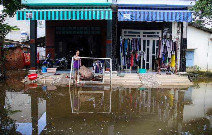 Khu dân cư ở Sài Gòn vẫn ngập nặng sau ba ngày mưa bão