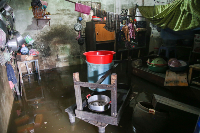 Khu dân cư ở Sài Gòn vẫn ngập nặng sau ba ngày mưa bão