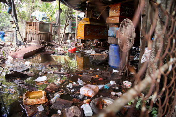 Khu dân cư ở Sài Gòn vẫn ngập nặng sau ba ngày mưa bão