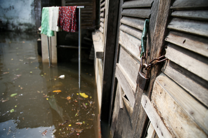 Khu dân cư ở Sài Gòn vẫn ngập nặng sau ba ngày mưa bão