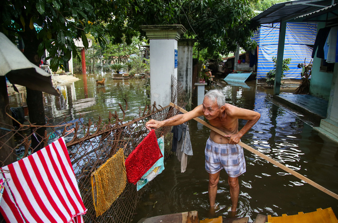 Khu dân cư ở Sài Gòn vẫn ngập nặng sau ba ngày mưa bão