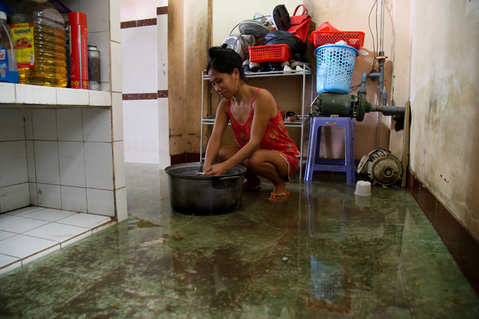 Khu dân cư ở Sài Gòn vẫn ngập nặng sau ba ngày mưa bão