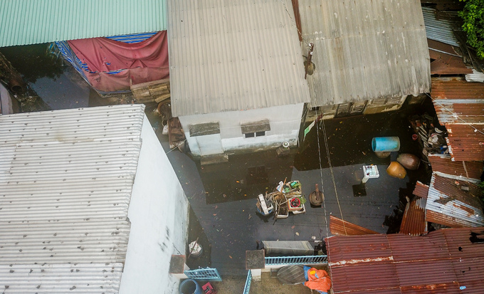 Khu dân cư ở Sài Gòn vẫn ngập nặng sau ba ngày mưa bão