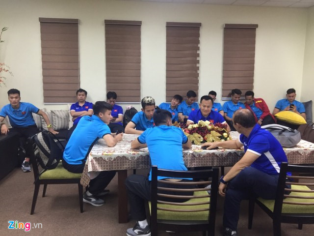 Tuyển Việt Nam gặp sự cố chờ gần 2 tiếng trên máy bay ở Philippines