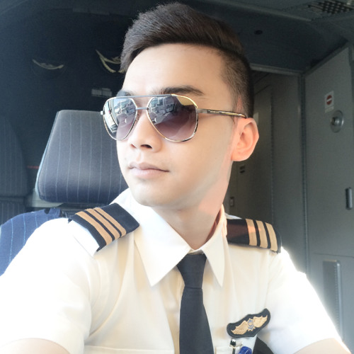 Hot girl làng hài chầu chực đặt vé xem Việt Nam - Philippines, và đây là kết quả