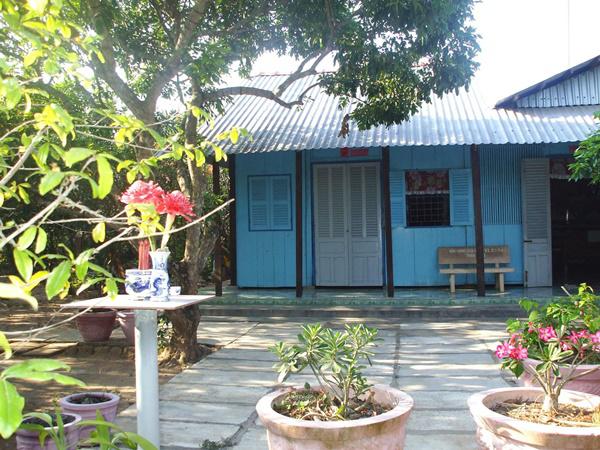 Đẳng cấp xây nhà Việt Nam: Mang bàn thờ ra ngoài đặt để nắng cúng, mưa thôi… khỏi cúng