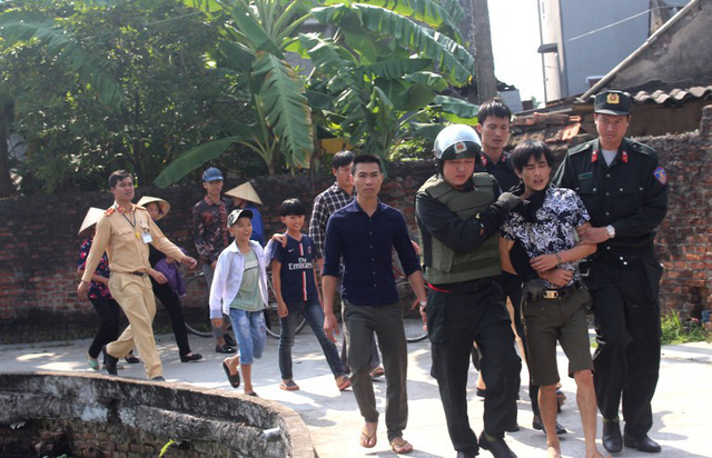 Nghẹt thở giải cứu bé gái 3 tuổi bị bắt làm con tin ở Hải Dương