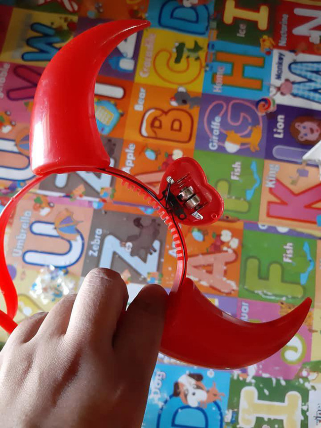 Con gái kêu đau đầu, mẹ nghi con bị dị ứng, tự tiện mua thuốc giảm đau nhưng rồi ngã quỵ khi bác sĩ lấy ra thứ kinh dị này