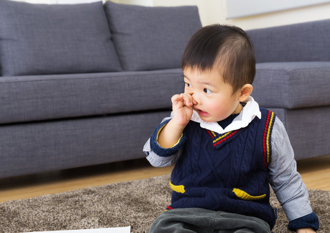 Con gái kêu đau đầu, mẹ nghi con bị dị ứng, tự tiện mua thuốc giảm đau nhưng rồi ngã quỵ khi bác sĩ lấy ra thứ kinh dị này