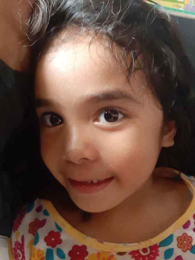 Con gái kêu đau đầu, mẹ nghi con bị dị ứng, tự tiện mua thuốc giảm đau nhưng rồi ngã quỵ khi bác sĩ lấy ra thứ kinh dị này