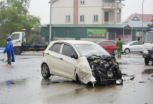 Va chạm xe tải, 3 người trong gia đình bị thương nặng