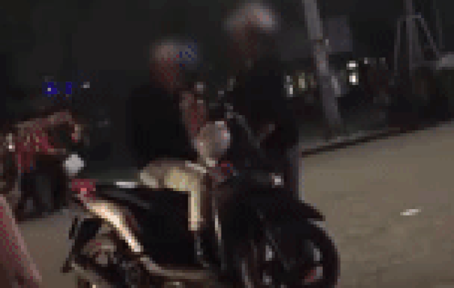 Clip: Bị vợ tát liên tiếp 20 cái trước mặt con nhỏ và cảnh cáo Nhớ lấy ngày hôm nay, người chồng ngồi im chịu trận