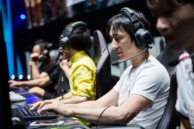 Vương Tư Thông: Thiếu gia cho chó đeo đồng hồ tiền tỷ, đùa giỡn vô số chân dài