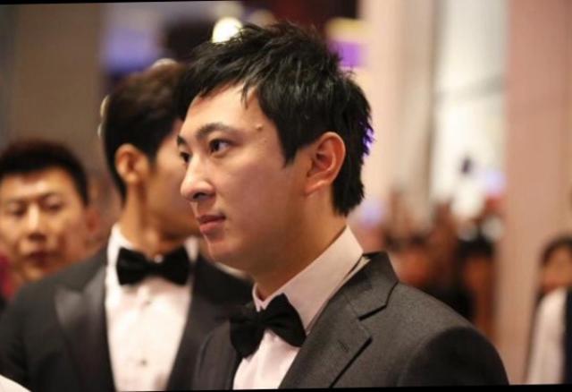 Vương Tư Thông: Thiếu gia cho chó đeo đồng hồ tiền tỷ, đùa giỡn vô số chân dài