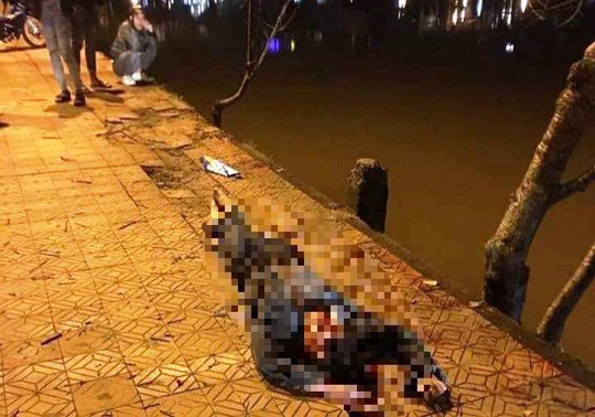 Tông vào gốc mai anh đào ven hồ Xuân Hương, nam thanh niên chết tại chỗ