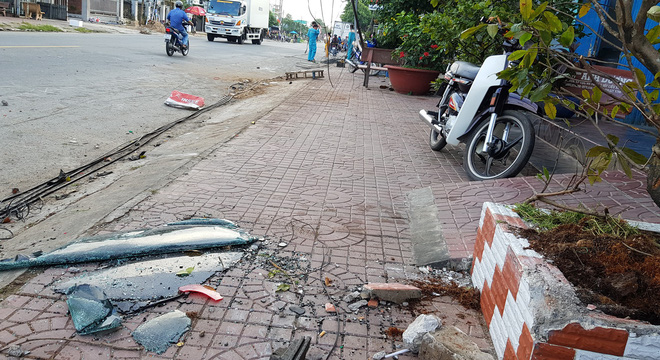 Xe 4 chỗ húc gãy trụ điện ven quốc lộ 1, nhiều người thoát chết