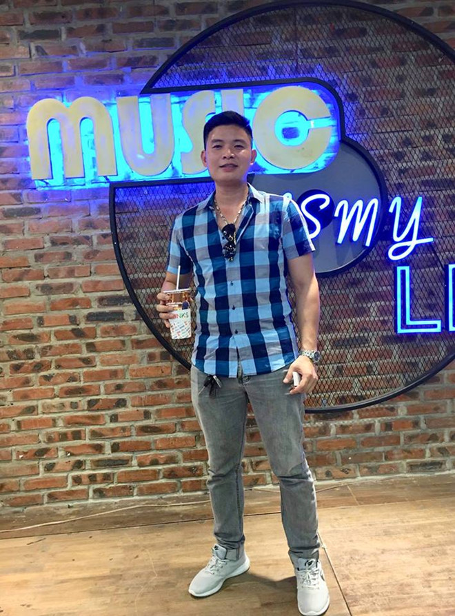 Dân mạng cảm động với 9X bốc kẹo đám cưới cho cụ già nghèo qua đường